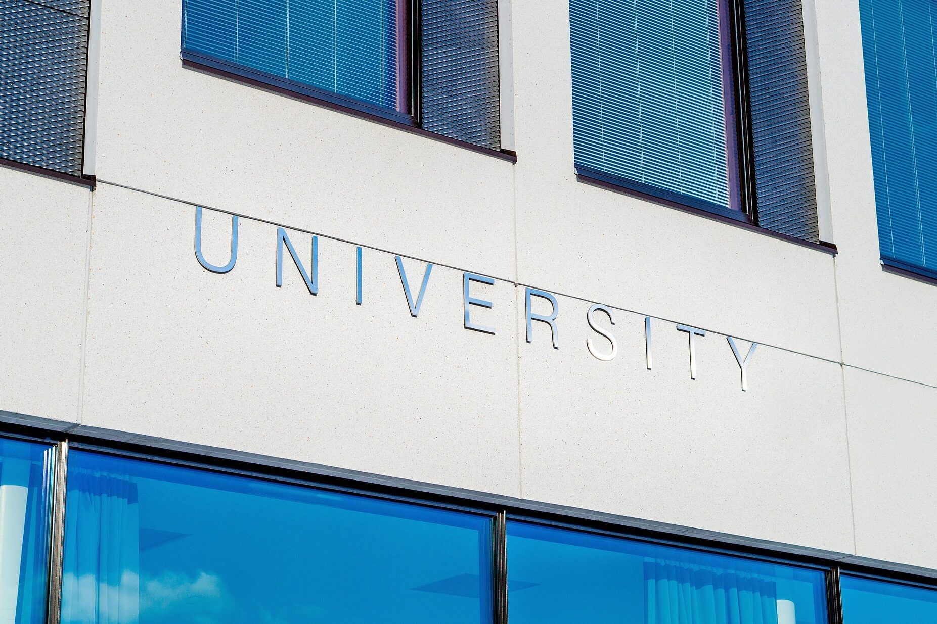 Abbildung der Aufschrift "University" an einem Universitätsgebäude