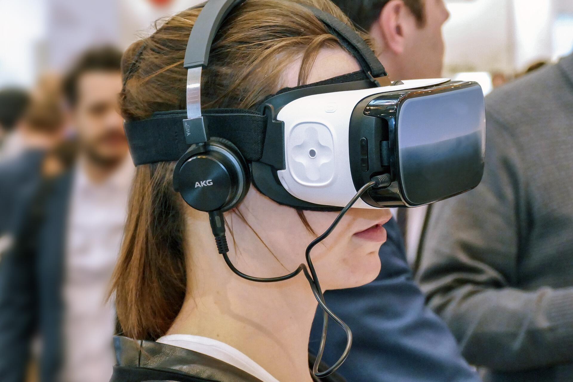 Mädchen mit VR-Brille