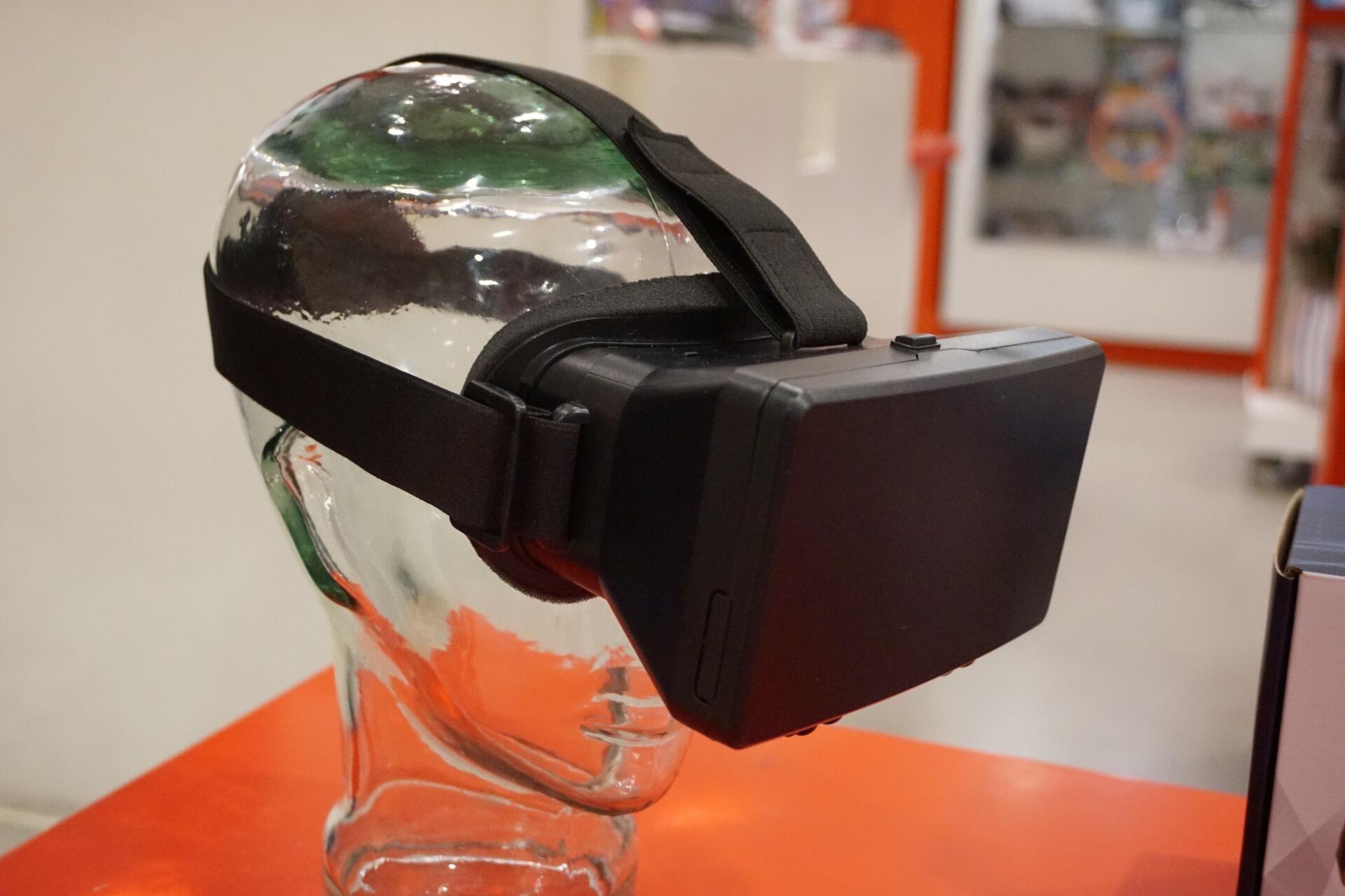 VR-Brille auf gläsernem Kopf