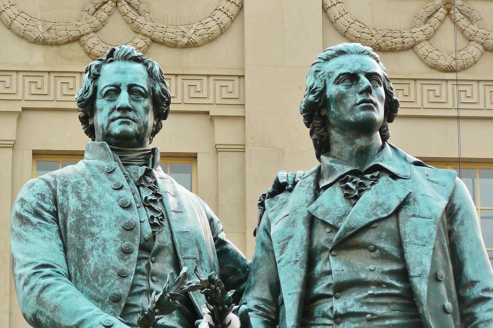 Abbildung des Goethe- und Schillerdenkmals vor dem Deutschen Nationaltheater in Weimar.