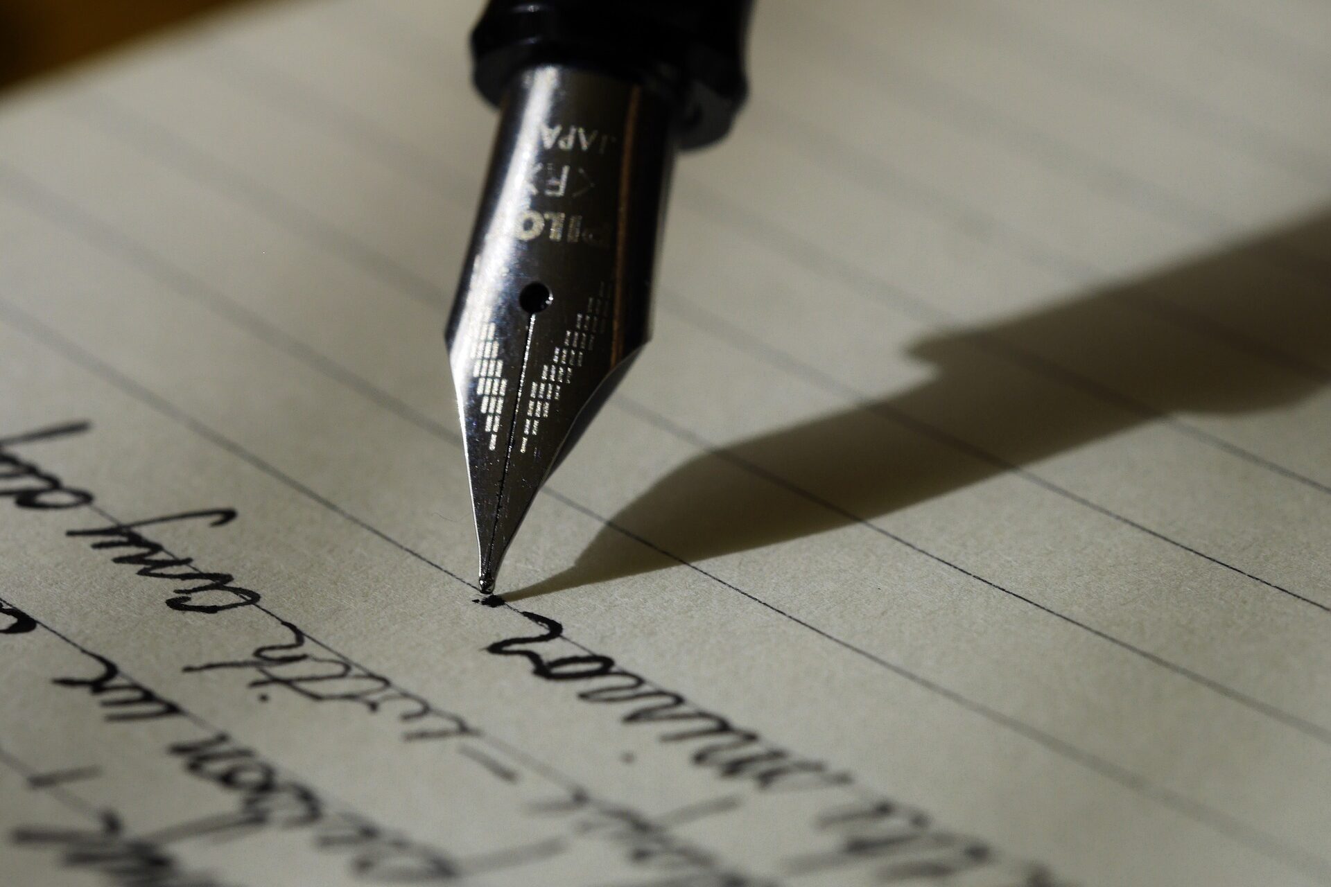 Schreiben mit einem Füllfederhalter: Abbildung von mit der Hand geschriebenen Zeilen.