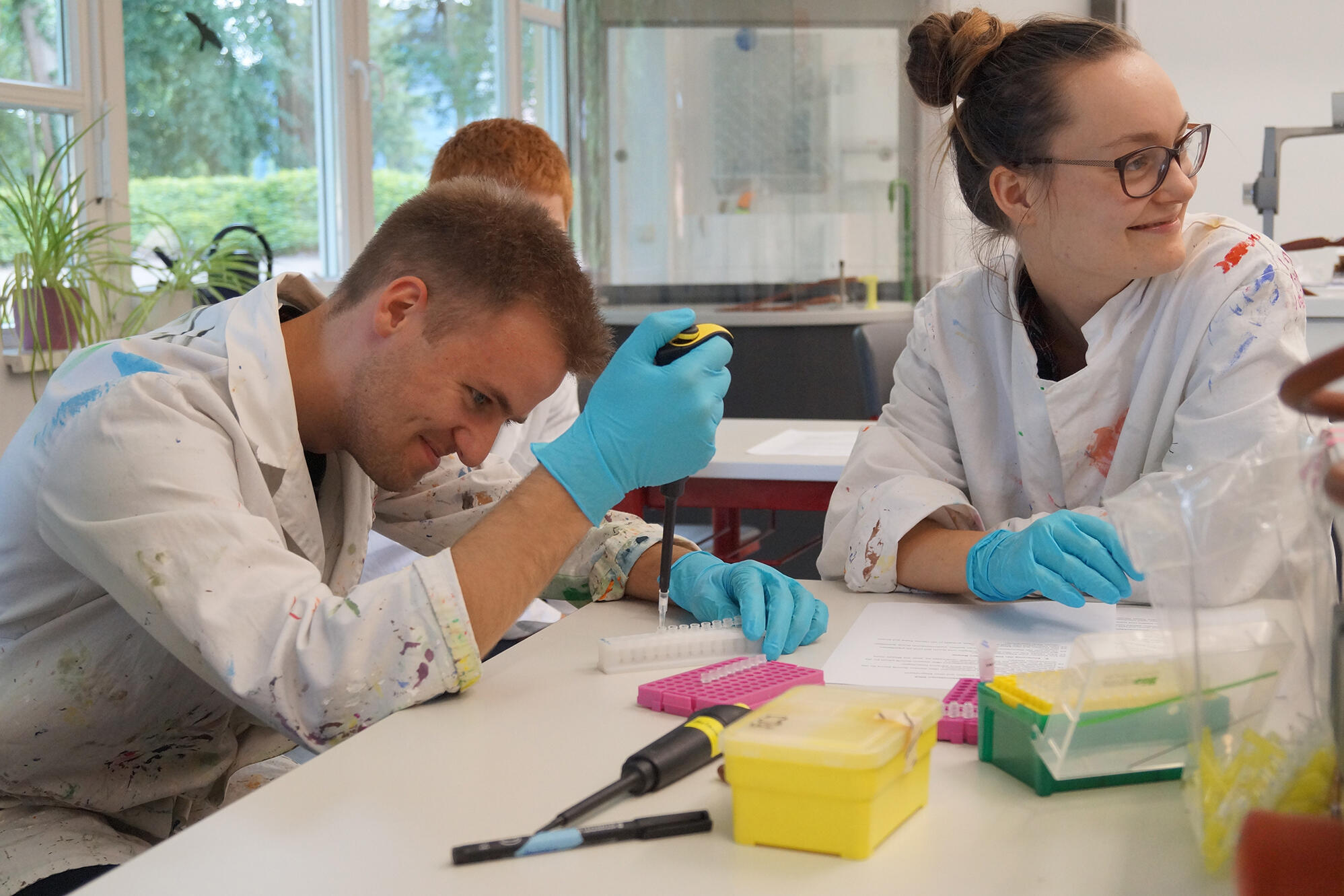 Schüler/innen bei einem naturwissenschaftlichem Experiment