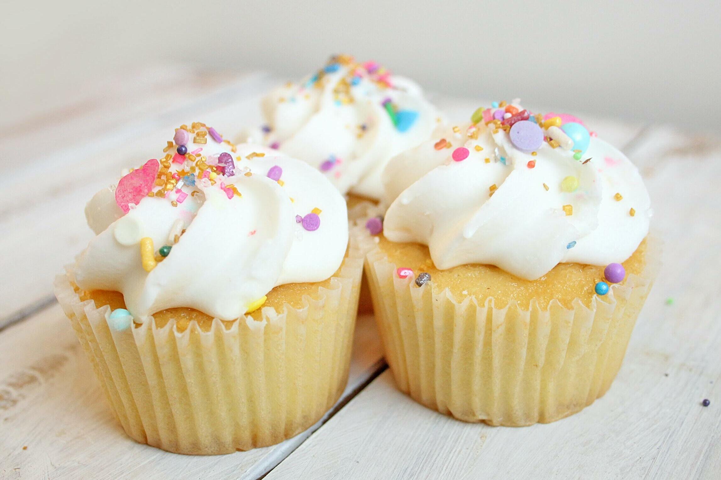Drei Geburtstags-Muffins.