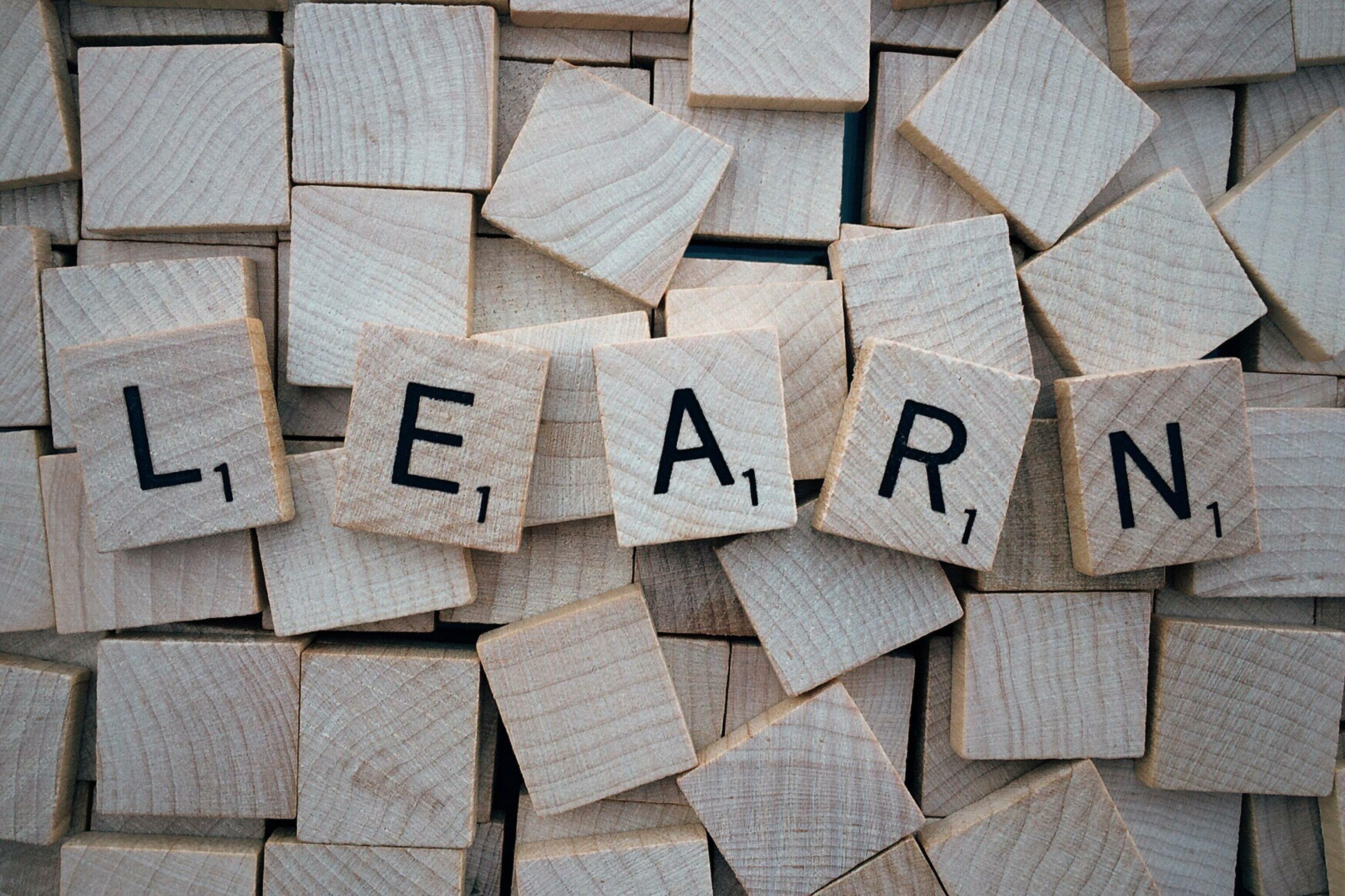 Scrabbel-Steine mit dem Wort Learn