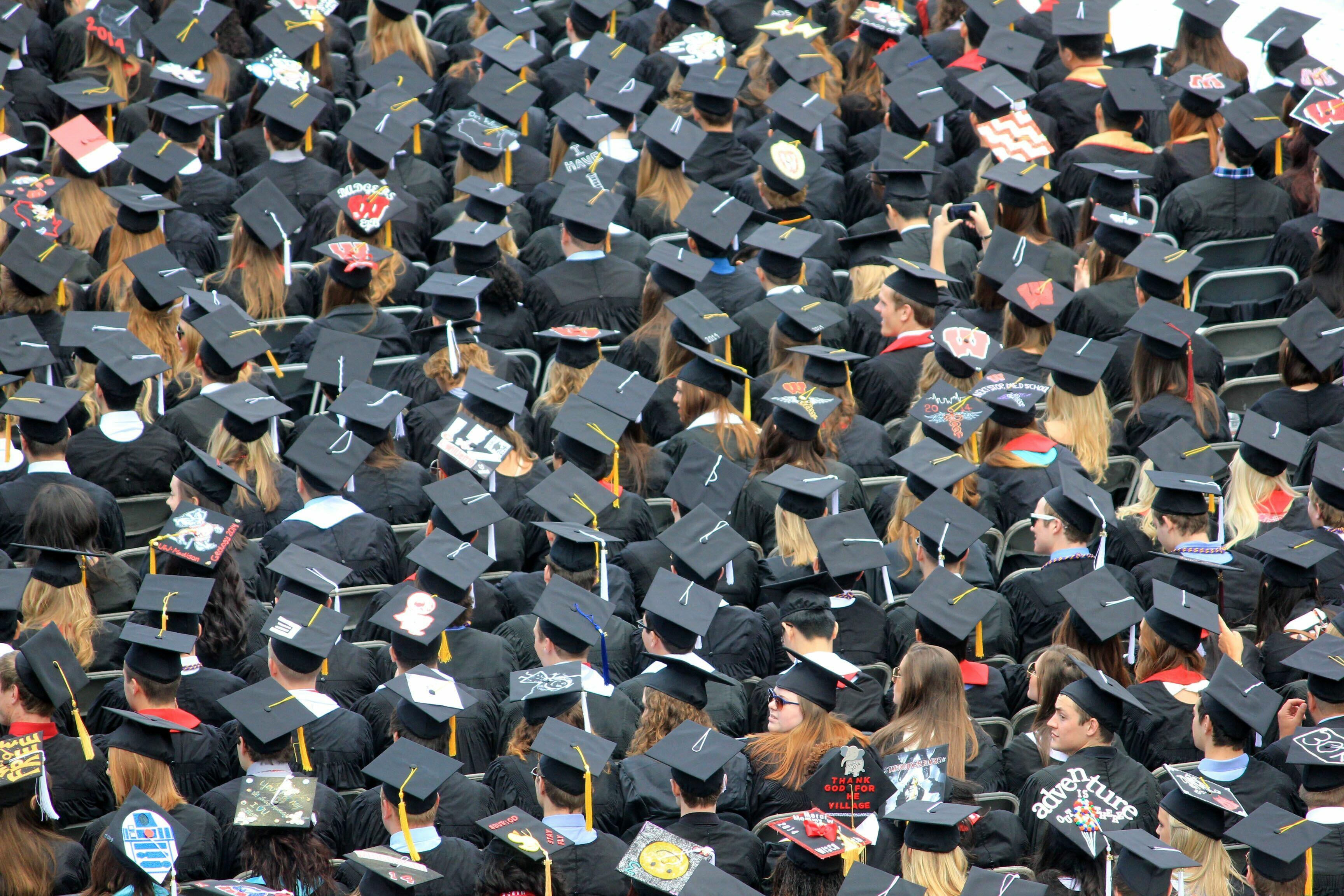Highschool-Absolventen bei der Zeugnisverleihung.