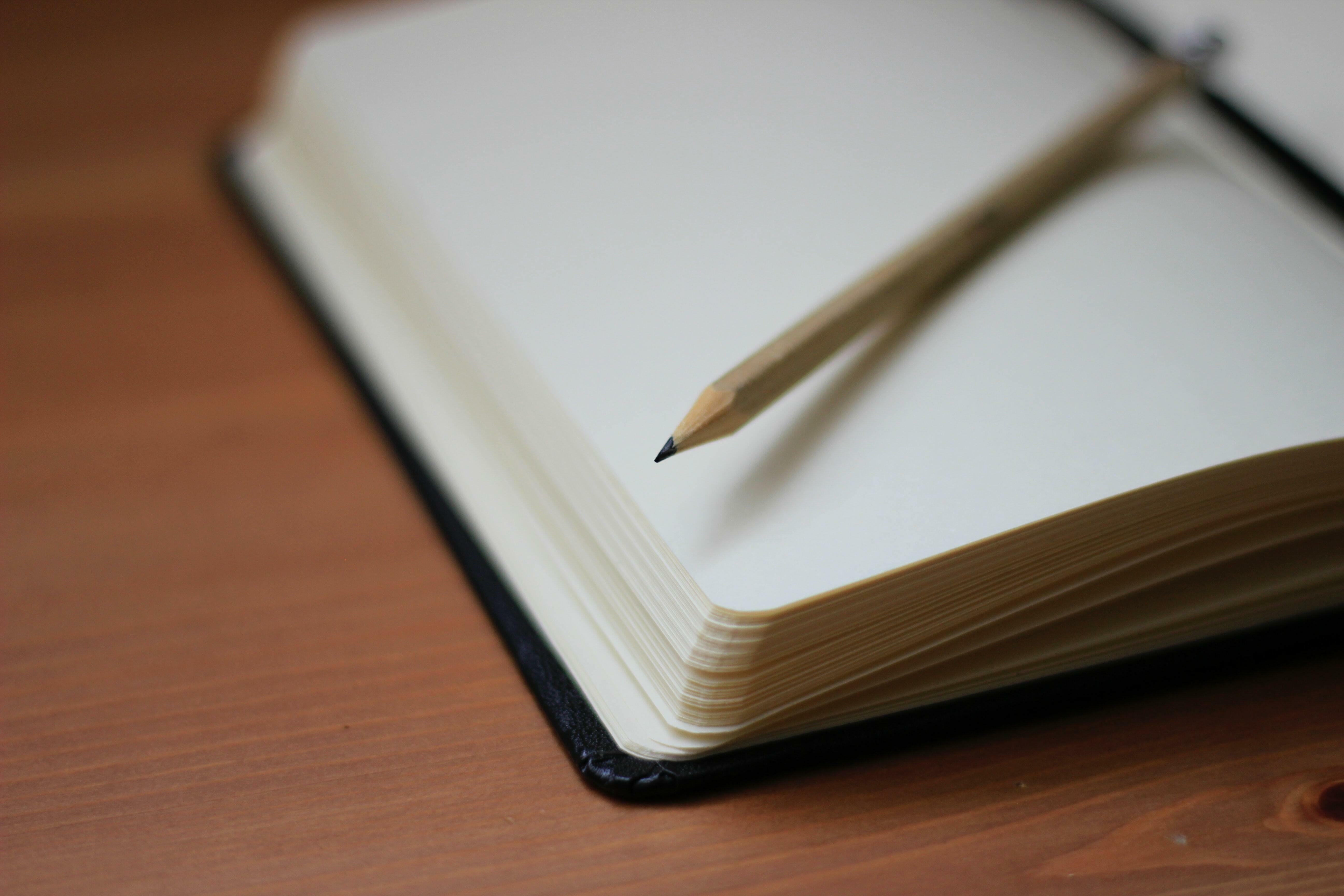 Schreibheft mit Bleistift.