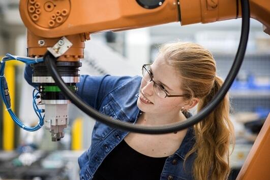 Abbildung einer Schülerin beim MINT-Praktikum