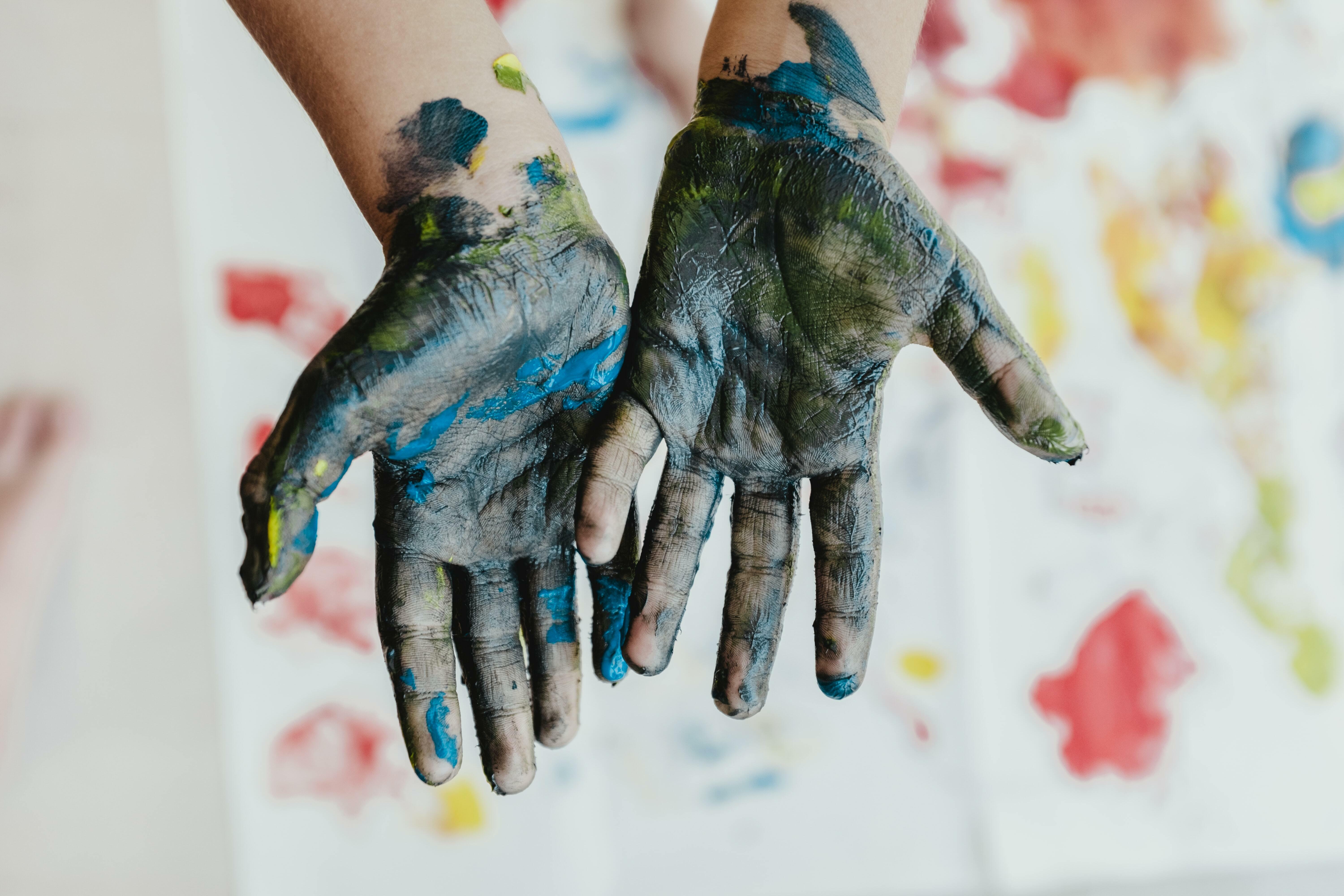 Kunst-Kultur: zwei bemalte Handflächen.