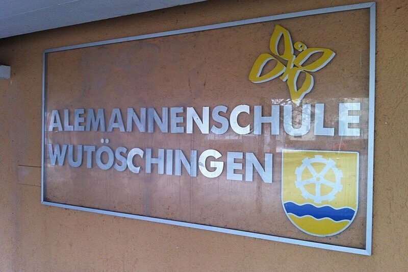 Schriftzug am Hauptgebäude der Alemannenschule (Grund- &amp; Gemeinschaftsschule) in Wutöschingen im Landkreis Waldshut in Baden-Württemberg.