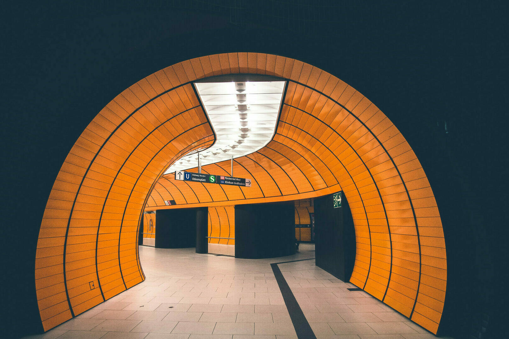 U-Bahn-Station mit orangener Kachelung